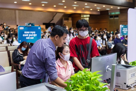 Thí sinh trúng tuyển làm thủ tục nhập học vào Đại học Kinh tế TP.HCM năm 2023. Đây là trường có doanh thu từ nghiên cứu và chuyển giao lớn nhất trong các trường đại học - Ảnh: UEH Thí sinh trúng tuyển làm thủ tục nhập học vào Đại học Kinh tế TP.HCM năm 2023. Đây là trường có doanh thu từ nghiên cứu và chuyển giao lớn nhất trong các trường đại học - Ảnh: UEH