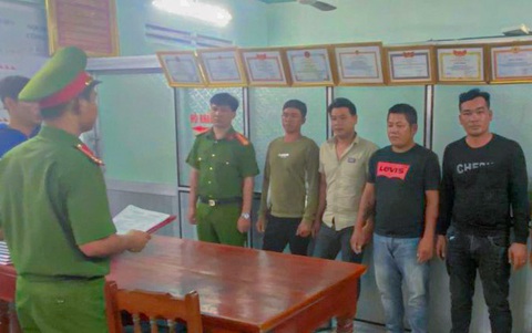 Bắt 4 thanh niên đánh tổ an ninh xung kích- Ảnh 1. Công an bắt giam bốn thanh niên đánh hai thành viên tổ an ninh xung kích bị thương - Ảnh: Công an cung cấp