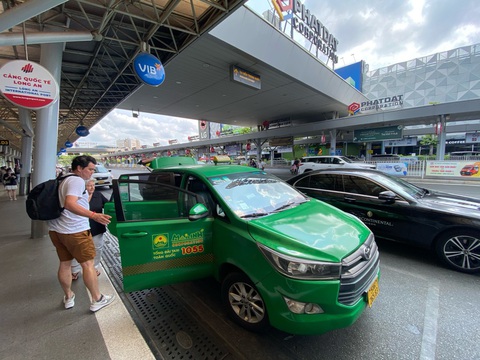 Hành khách sử dụng dịch vụ taxi ở sân bay Tân Sơn Nhất - Ảnh: QUANG ĐỊNH Hành khách sử dụng dịch vụ taxi ở sân bay Tân Sơn Nhất - Ảnh: QUANG ĐỊNH