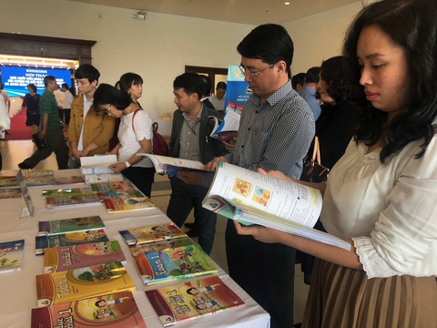 Người tham gia biên soạn không được vào hội đồng chọn sách giáo khoa- Ảnh 1. Xem trưng bày sách giáo khoa mẫu theo chương trình giáo dục phổ thông 2018 - Ảnh: VĨNH HÀ