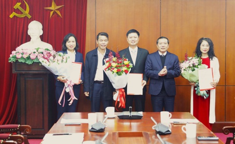 Ban Tuyên giáo Trung ương bổ nhiệm nhiều cán bộ lãnh đạo đơn vị- Ảnh 1. Phó trưởng ban thường trực Ban Tuyên giáo Trung ương Lại Xuân Môn trao quyết định cho các cán bộ - Ảnh: Tạp chí Tuyên Giáo