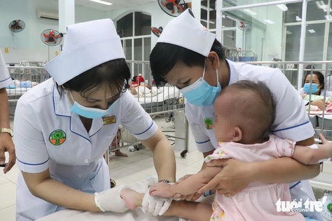 Nhiều bệnh lây qua đường hô hấp tăng dịp cuối năm, TP.HCM chủ động phòng chống- Ảnh 1. Trẻ mắc bệnh đường hô hấp mức độ nặng từng điều trị tại khoa hô hấp 1 Bệnh viện Nhi đồng 2 (TP.HCM) - Ảnh: XUÂN MAI