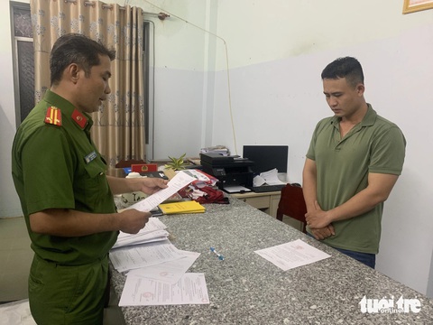 Khởi tố cựu trung úy công an giết người tình rồi vứt xác xuống sông- Ảnh 1. Ngô Minh Thông tại cơ quan công an - Ảnh: QUANG DUY