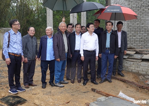 Nguyên Chủ tịch nước Trương Tấn Sang và báo Tuổi Trẻ khảo sát xây điểm trường vượt lũ ở Hà Tĩnh- Ảnh 2. Nguyên Chủ tịch nước đề nghị đẩy nhanh tiến độ xây