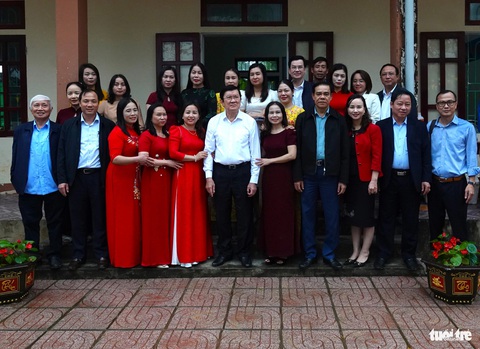 Nguyên Chủ tịch nước Trương Tấn Sang và báo Tuổi Trẻ khảo sát xây điểm trường vượt lũ ở Hà Tĩnh- Ảnh 3. Nguyên Chủ tịch nước Trương Tấn Sang cùng đoàn công tác chụp ảnh lưu niệm với tập thể giáo viên Trường tiểu học Gia Phố - Ảnh: LÊ MINH