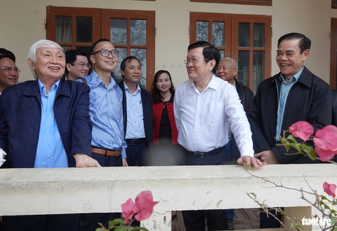 Nguyên Chủ tịch nước Trương Tấn Sang và báo Tuổi Trẻ khảo sát xây điểm trường vượt lũ ở Hà Tĩnh- Ảnh 4. Nguyên Chủ tịch nước Trương Tấn Sang đề nghị tỉnh Hà Tĩnh tiếp tục kêu gọi vận động xã hội hóa để xây dựng các công trình dân sinh - Ảnh: LÊ MINH