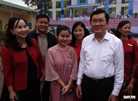 Nguyên Chủ tịch nước Trương Tấn Sang và báo Tuổi Trẻ khảo sát xây điểm trường vượt lũ ở Hà Tĩnh- Ảnh 5. Nguyên Chủ tịch nước cùng lãnh đạo Sở Giáo dục và Đào tạo tỉnh Hà Tĩnh (bên trái) thăm hỏi học sinh, giáo viên Trường tiểu học Lộc Yên - Ảnh: LÊ MINH