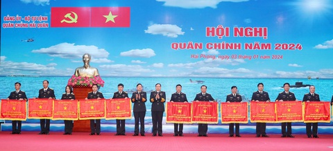 Quân chủng Hải quân phải xử lý hiệu quả các tình huống trên biển- Ảnh 1. Lãnh đạo Quân chủng Hải quân trao cờ thi đua của Bộ Quốc phòng cho các tập thể - Ảnh: Quân chủng Hải quân
