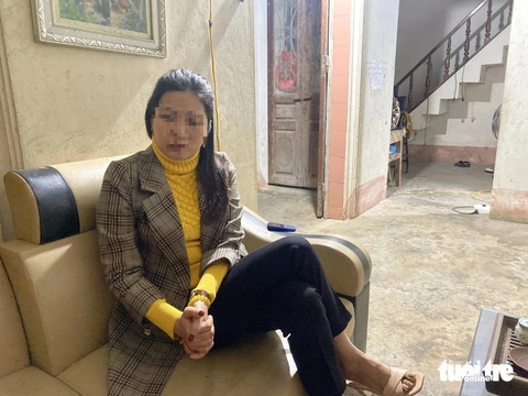 Vụ cô giáo bị học sinh nhốt, ném dép: Kỷ luật, luân chuyển hiệu trưởng, cảnh cáo cô giáo- Ảnh 1. Cô P.T.H. - giáo viên bị học sinh nhốt, ném dép - kể lại những ngày phải