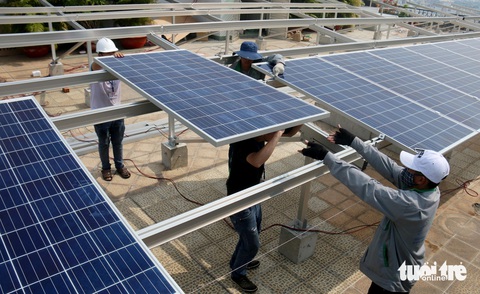 Doanh nghiệp sốt ruột, muốn sớm lắp điện mặt trời mái nhà- Ảnh 1. Các doanh nghiệp mong muốn sớm có chính sách lắp đặt điện mặt trời trên mái nhà - Ảnh: NGỌC HIỂN