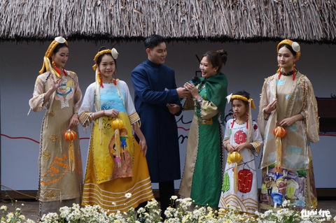 Huệ Thi và những mẫu áo dài kể về xứ mỳ Quảng quê hương cô - Ảnh: T.ĐIỂU Huệ Thi và những mẫu áo dài kể về xứ mì Quảng quê hương cô - Ảnh: T.ĐIỂU