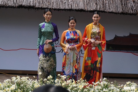 Phương Thảo và những mẫu áo dài kể ký Hà Nội - gánh hàng rong - Ảnh: T.ĐIỂU Phương Thảo và những mẫu áo dài kể về Hà Nội - gánh hàng rong - Ảnh: T.ĐIỂU
