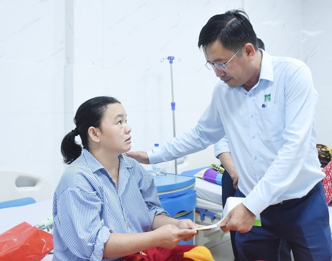 Chuyện của những người làm đẹp phố phường- Ảnh 4. Ông Bùi Văn Quang, Tổng giám đốc Công ty CP Môi trường đô thị Quảng Ngãi thăm hỏi chị Lưu sau khi bị bắn lúc làm việc giữa khuya