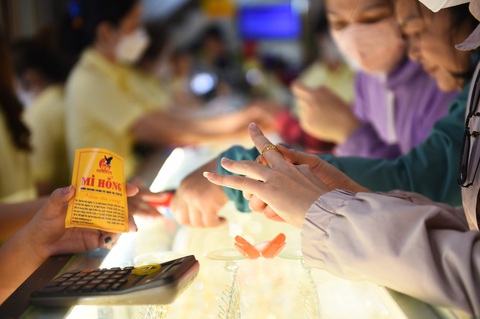 Giá vàng thế giới bất ngờ lao dốc- Ảnh 2. Ngân hàng Nhà nước sắp trình Chính phủ sửa đổi nghị định 24 về quản lý thị trường vàng - Ảnh: TỰ TRUNG