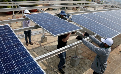Sai số huy động điện gió, điện mặt trời tới 20%, thách thức cho hệ thống- Ảnh 1. Huy động nhiều nguồn năng lượng tái tạo có thể gây khó khăn cho hệ thống - Ảnh: N.HIỂN