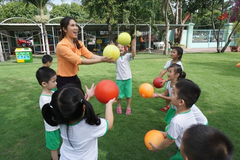 Ngành giáo dục TP.HCM để lại dấu ấn gì trong năm 2023?- Ảnh 3. Học sinh mầm non TP.HCM trong tiết vận động ngoài trời - Ảnh: H.HG.