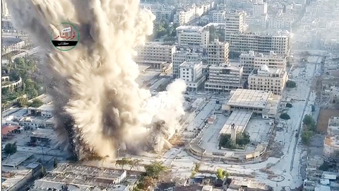 Năm 2016, quân nổi dậy Syria phát tán video vụ đánh bom đường hầm phá hủy trụ sở cảnh sát Aleppo - Ảnh: Reuters Năm 2016, quân nổi dậy Syria phát tán video vụ đánh bom đường hầm phá hủy trụ sở cảnh sát Aleppo - Ảnh: Reuters