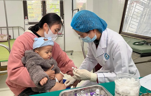 Bé Phùng Hải Đăng, 10 tháng tuổi, được tiêm vắc xin Bé Phùng Hải Đăng, 10 tháng tuổi, được tiêm vắc xin