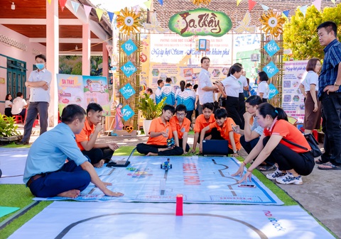 Ngành giáo dục tỉnh Kon Tum đưa AI, STEM tới tận cổng trường- Ảnh 1. Các hoạt động STEM gây được hứng thú đặc biệt tại các trường học tại Kon Tum