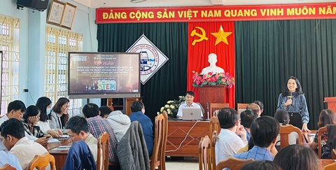 Ngành giáo dục tỉnh Kon Tum đưa AI, STEM tới tận cổng trường- Ảnh 3. Cô Huỳnh Thị Thu Vân – Trưởng Phòng GD Tiểu học, Mầm non phát biểu tại một chương trình STEM