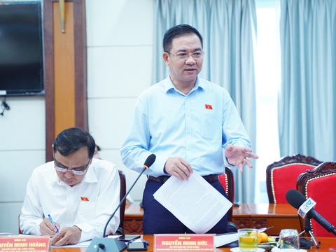 Đại biểu kể chuyện Chủ tịch Quốc hội viết thư cảm ơn cử tri 96 tuổi ở TP.HCM- Ảnh 2. Trung tướng Nguyễn Minh Đức - phó chủ nhiệm Ủy ban Quốc phòng và An ninh của Quốc hội - nêu ý kiến - Ảnh: T.T