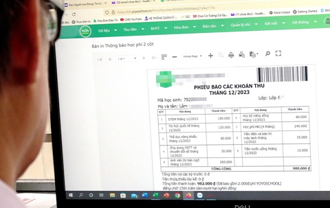 Giáo viên trường THCS TP.HCM đang chuyển tin đóng học phí cho phụ huynh thông qua App - Ảnh: NHƯ HÙNG Giáo viên trường THCS TP.HCM đang chuyển tin đóng học phí cho phụ huynh thông qua App - Ảnh: NHƯ HÙNG