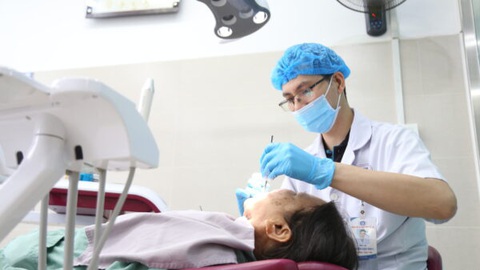 Bác sĩ điều trị biến chứng sau nhổ răng khám răng cho bệnh nhân - Ảnh: BVCC Bác sĩ điều trị biến chứng sau nhổ răng khám răng cho bệnh nhân - Ảnh: BVCC