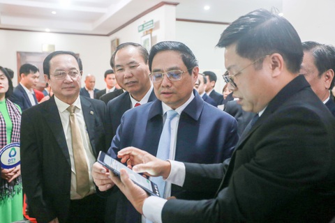 Đề nghị sớm triển khai dự án Cái Lớn giai đoạn 2 để mở rộng sản xuất lúa tôm- Ảnh 1. Thủ tướng trải nghiệm nền tảng "Mạng nhà nông" trưng bày tại hội nghị - Ảnh: C.TUỆ