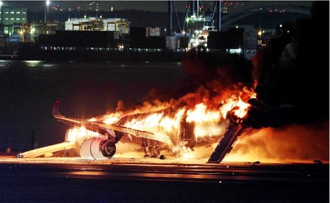 379 người trên chuyến bay 516 Japan Airlines chỉ có 90 giây để thoát khỏi máy bay đang cháy - Ảnh: AFP 379 người trên chuyến bay 516 Japan Airlines chỉ có 90 giây để thoát khỏi máy bay đang cháy - Ảnh: AFP