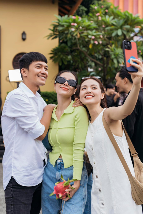 Nam Thư xin lỗi vì ôm thân thiết đồng nghiệp nam có gia đình- Ảnh 2. Nam Thư và vợ chồng diễn viên Quang Tuấn có mối quan hệ thân thiết