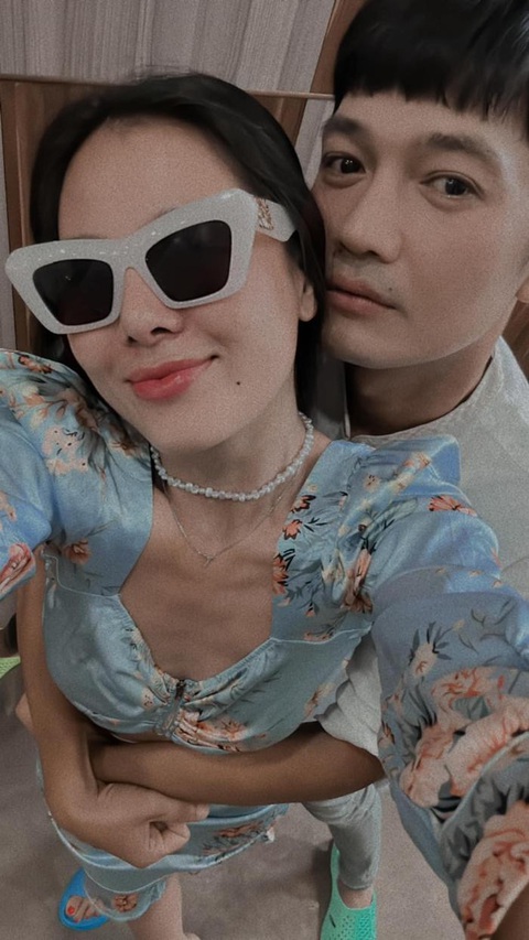 Nam Thư xin lỗi vì ôm thân thiết đồng nghiệp nam có gia đình- Ảnh 1. Khoảnh khắc "thân trên mức đồng nghiệp" của Nam Thư và Quang Tuấn bị "ném đá"