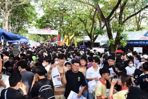 Đông đảo học sinh, phụ huynh tham dự Ngày hội tư vấn tuyển sinh - hướng nghiệp năm 2023 tại Trường đại học Bách khoa, Đại học Quốc gia TP.HCM - Ảnh: DUYÊN PHAN Đông đảo học sinh, phụ huynh tham dự Ngày hội tư vấn tuyển sinh - hướng nghiệp năm 2023 tại Trường đại học Bách khoa, Đại học Quốc gia TP.HCM - Ảnh: DUYÊN PHAN