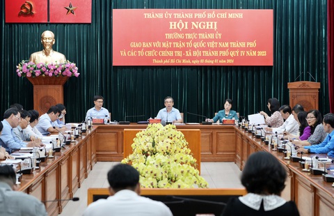 Tiền thưởng giảm, dự kiến người lao động ở lại TP.HCM ăn Tết nhiều hơn- Ảnh 1. Phó bí thư Thành ủy TP.HCM Nguyễn Phước Lộc chủ trì hội nghị - Ảnh: HỮU HẠNH