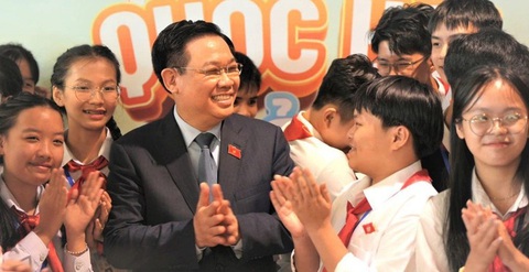 Công bố 10 sự kiện, hoạt động tiêu biểu của Đoàn 2023- Ảnh 7. Chủ tịch Quốc hội Vương Đình Huệ chụp hình với đại biểu trẻ em tại phiên họp giả định "Quốc hội trẻ em" lần thứ nhất năm 2023 - Ảnh: BẢO KHANH