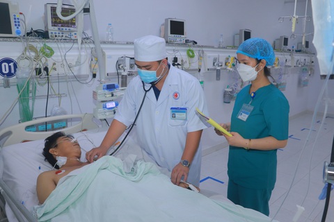 Đau bụng âm ỉ 2 ngày, không biết bị phình động mạch chủ bụng- Ảnh 1. Bác sĩ thăm khám cho bệnh nhân sau ca phẫu thuật phình động mạch chủ bụng vỡ - Ảnh: T.L