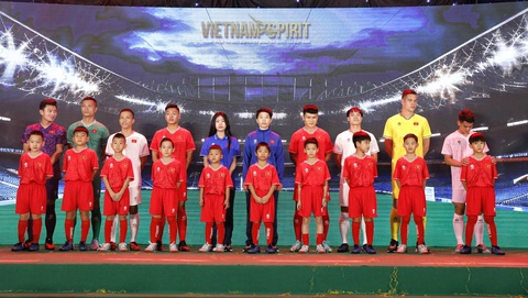 Đội tuyển Việt Nam mặc trang phục mới tại Asian Cup 2023- Ảnh 1. Các cầu thủ nam, nữ, futsal quốc gia mặc trang phục mới tại lễ ký hợp đồng trang phục mới của bóng đá Việt Nam giai đoạn 2024-2027 - Ảnh: VFF