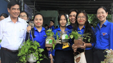 Công bố 10 sự kiện, hoạt động tiêu biểu của Đoàn 2023- Ảnh 3. Các bạn trẻ Gò Vấp (TP.HCM) với hoạt động nâng cao ý thức bảo vệ môi trường ngay sau lễ ra quân hè tình nguyện TP.HCM 2023 - Ảnh: C.TRIỆU