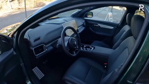 Reviewer Mỹ bất ngờ trước VinFast VF 8 2024, có điểm còn hơn cả xe điện Tesla, Hyundai- Ảnh 8. Vào bên trong, nội thất VinFast VF 8 Plus được đánh giá tối giản nhưng hiện đại với chất liệu bọc da cao cấp. Một số chi tiết nút bấm, cần gạt trên xe gợi nhớ đến BMW. "Khi bước lên xe, vì VinFast là một công ty mới, tôi cho rằng sẽ có những chi tiết chưa được hoàn thiện tốt. Tuy nhiên, chiếc xe đã khiến tôi rất ngạc nhiên", Bey nói trong video - Ảnh: Redline Reviews