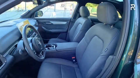 Reviewer Mỹ bất ngờ trước VinFast VF 8 2024, có điểm còn hơn cả xe điện Tesla, Hyundai- Ảnh 11. Hàng ghế trước được đánh giá hơi cứng một chút, nhưng không đến mức gây cảm giác khó chịu khi đi đường dài - Ảnh: Redline Reviews