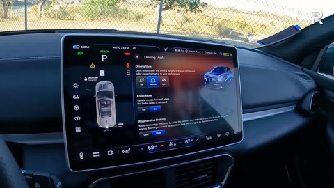Reviewer Mỹ bất ngờ trước VinFast VF 8 2024, có điểm còn hơn cả xe điện Tesla, Hyundai- Ảnh 10. Phần mềm điều khiển trên VinFast VF 8 2024 được nhận xét là khá mượt, trực quan và dễ sử dụng. Màn hình cảm ứng trung tâm kích thước 15,6 inch có khả năng điều khiển hầu hết các hoạt động chính như đóng mở cửa sổ trời, điều chỉnh vô-lăng, gương chiếu hậu… - Ảnh: Redline Reviews