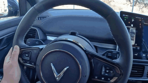 Reviewer Mỹ bất ngờ trước VinFast VF 8 2024, có điểm còn hơn cả xe điện Tesla, Hyundai- Ảnh 9. Anh thích các tính năng như vô-lăng gật gù (telescoping steering wheel - cho phép tài xế di chuyển tay lái gần lại hoặc ra xa), hiển thị kính lái HUD. Chất lượng hoàn thiện được đánh giá khá tốt, chỉ còn một vài điểm nhỏ cần cải thiện. “Có vẻ như sau khi lắng nghe người dùng, VinFast đã cải thiện đáng kể chất lượng xe”, reviewer nói thêm - Ảnh: Redline Reviews