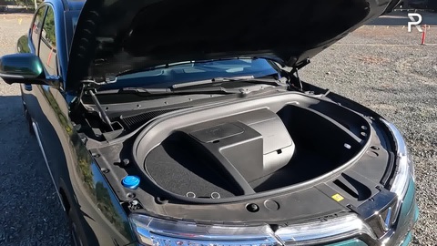 Reviewer Mỹ bất ngờ trước VinFast VF 8 2024, có điểm còn hơn cả xe điện Tesla, Hyundai- Ảnh 6. Cốp trước khá rộng rãi với tư cách một không gian phụ - Ảnh: Redline Reviews