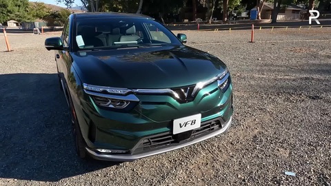 Reviewer Mỹ bất ngờ trước VinFast VF 8 2024, có điểm còn hơn cả xe điện Tesla, Hyundai- Ảnh 3. Về ngoại hình, Bey đánh giá thiết kế tổng thể của VinFast VF 8 khá thu hút. Dải đèn định vị ban ngày dạng LED được làm theo hình chữ V đặc trưng. Đèn pha full LED tích hợp tính năng tự động điều chỉnh độ sáng - Ảnh: Redline Reviews