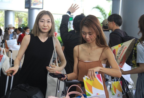 Có gì trong nhà ga sân bay Đà Nẵng đạt tiêu chuẩn 5 sao của Skytrax?- Ảnh 3. Vào cuối năm 2023, nhà ga quốc tế Đà Nẵng trở thành nhà ga đầu tiên khu vực Đông Nam Á được xếp hạng Gold - hạng cao nhất theo chứng nhận Welcome Chinese - Ảnh: TRƯỜNG TRUNG