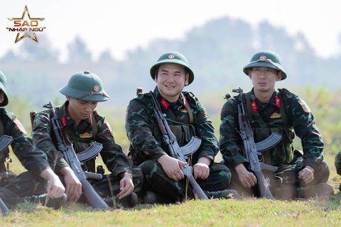Tuấn Trần ( phải), Nghiêm Anh Hiếu (giữa) trong Sao nhập ngũ 2024 - Ảnh: BTC Tuấn Trần (phải), Nghiêm Anh Hiếu (giữa) trong Sao nhập ngũ 2024