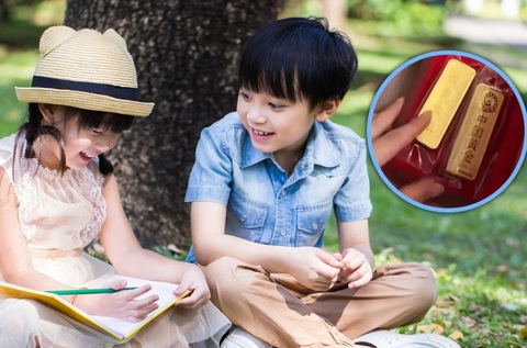 Bé trai mang 2 thỏi vàng tặng 'vợ tương lai' cùng lớp- Ảnh 1. Một cậu bé ở Trung Quốc gây sốt trên mạng xã hội đại lục sau khi “trộm” những thỏi vàng ở nhà mang tặng cho một bạn gái cùng lớp - Ảnh: SCMP tổng hợp/Shutterstock/Baidu