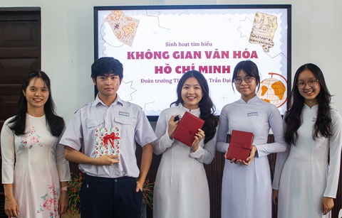Ngành giáo dục TP.HCM để lại dấu ấn gì trong năm 2023?- Ảnh 5. Học sinh Trường THPT chuyên Trần Đại Nghĩa sinh hoạt ngoại khóa tại không gian văn hóa Hồ Chí Minh - Ảnh: H.T.M.