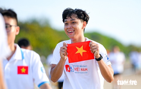 Công bố 10 sự kiện, hoạt động tiêu biểu của Đoàn 2023- Ảnh 5. Sinh viên tiêu biểu được tham gia hành trình "Sinh viên với biển đảo Tổ quốc" năm 2023 - Ảnh: NAM TRẦN