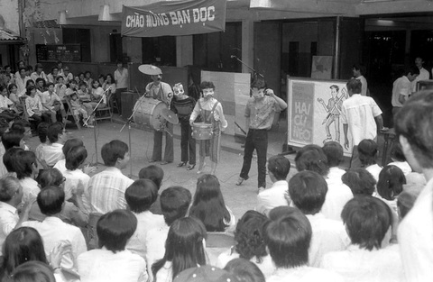 Nghệ sĩ Xuân Hương: Tuổi Trẻ Cười Sống - Những người thích đùa và hạnh phúc đời tôi- Ảnh 3. Quang Minh, Bích Thủy, Xuân Hương, Tất My Loan (từ trái qua) trong ngày ra mắt Tuổi Trẻ Cười Sống tại tòa soạn báo Tuổi Trẻ vào ngày 21-6-1987 - Ảnh tư liệu báo Tuổi Trẻ