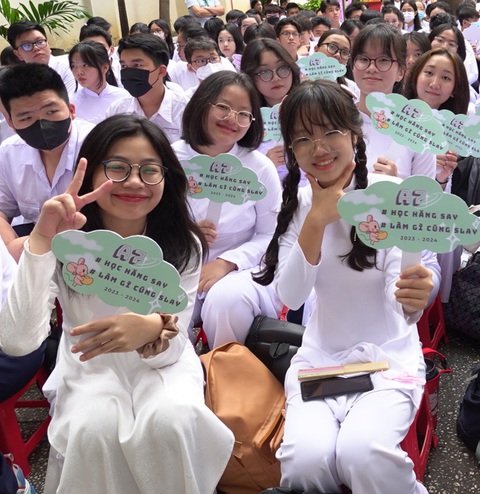 Ngành giáo dục TP.HCM để lại dấu ấn gì trong năm 2023?- Ảnh 1. Học sinh TP.HCM trong ngày tựu trường năm học mới 2023-2024 - Ảnh: NHƯ HÙNG